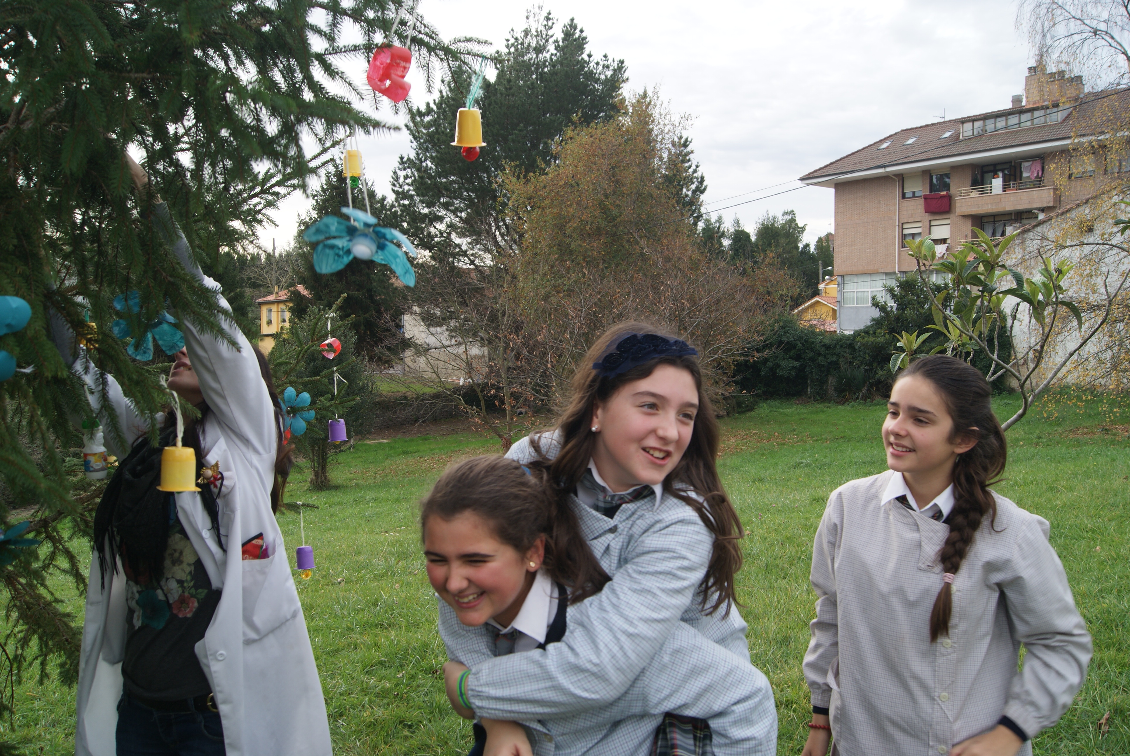 DECORAMOS EL ÁRBOL DE NAVIDAD CON PRODUCTOS RECICLADOS