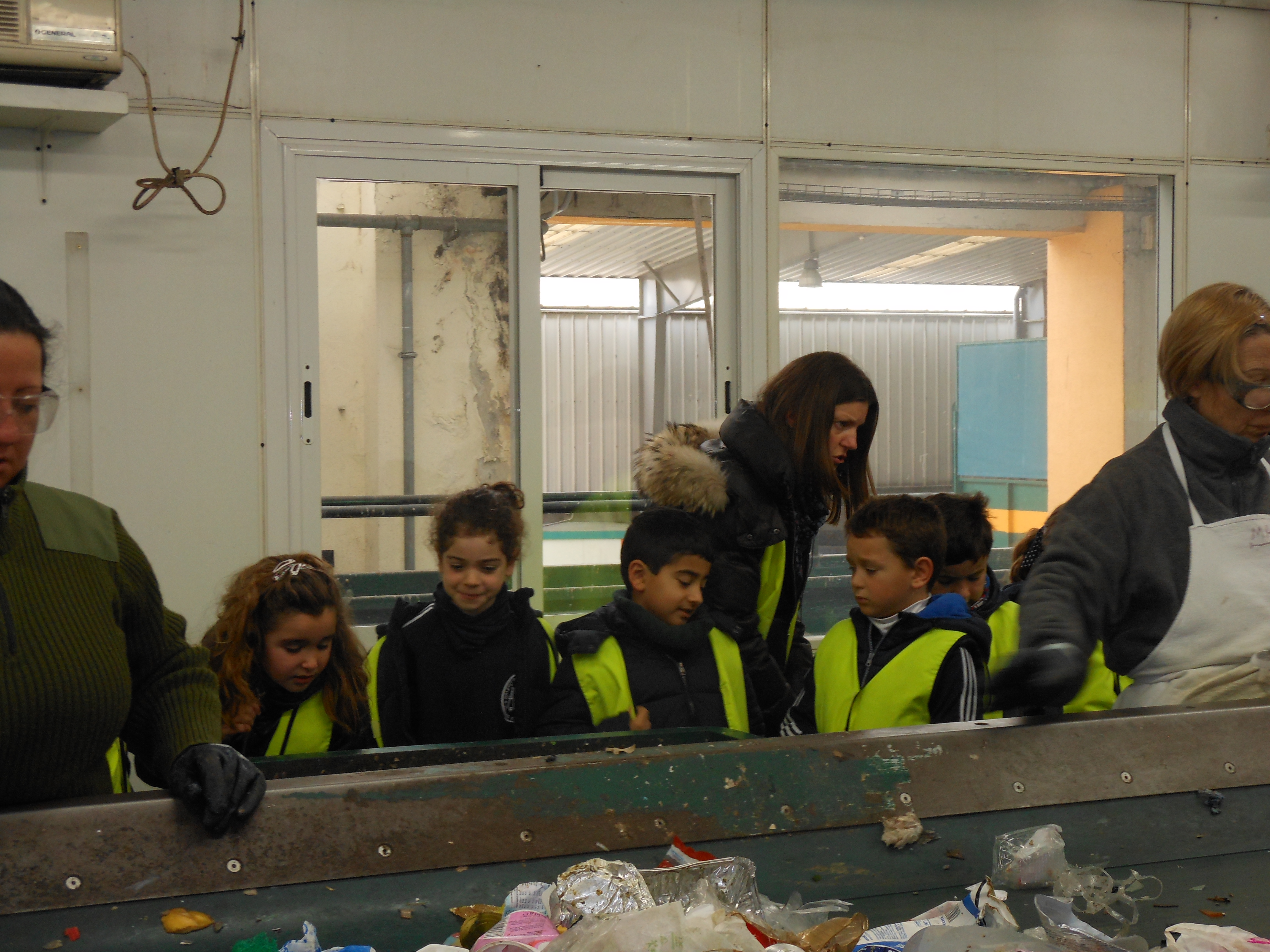 LOS ALUMNOS DE 1º Y 2º DE PRIMARIA VISITAN AMICA
